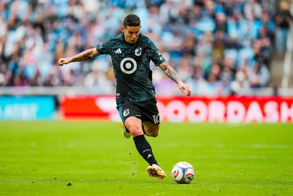 Minnesota United FC midfielder James Rodríguez prepares to pass the ball.