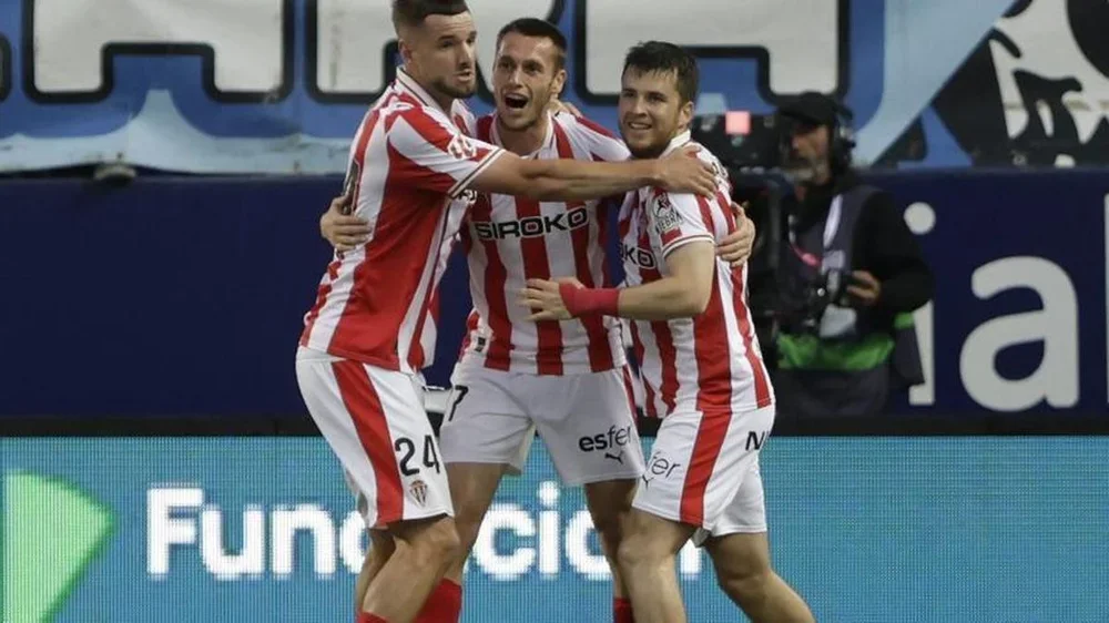 Por la izquierda, Justin Smith, Dubasin y Guille Rosas celebran el gol del Sporting ante el Málaga en La Rosaleda.  | MIGUE FERNÁNDEZ / FACTORÍA 9