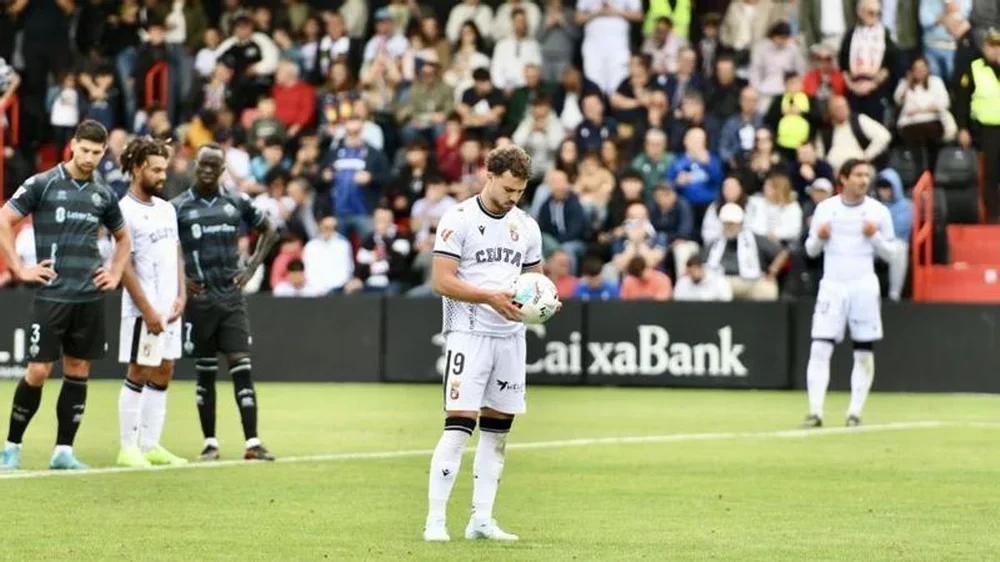 Marcos, el delantero del Ceuta, antes de lanzar el penalti contra el Castellón.