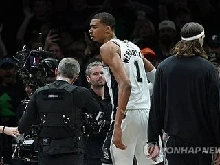 NBA 웸반야마, 추가 징계 피했다…서부 PO 5차전 출전