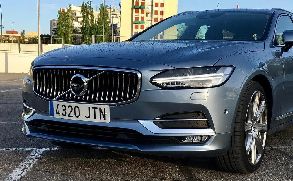 Coche Volvo con matrícula